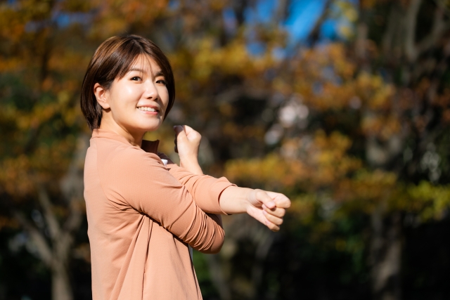 体操をする女性