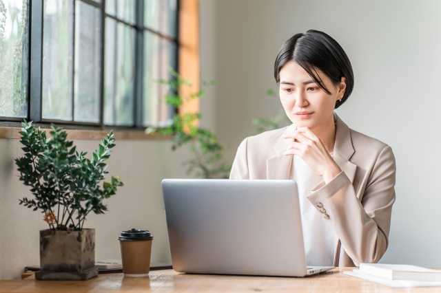 パソコンを使う女性