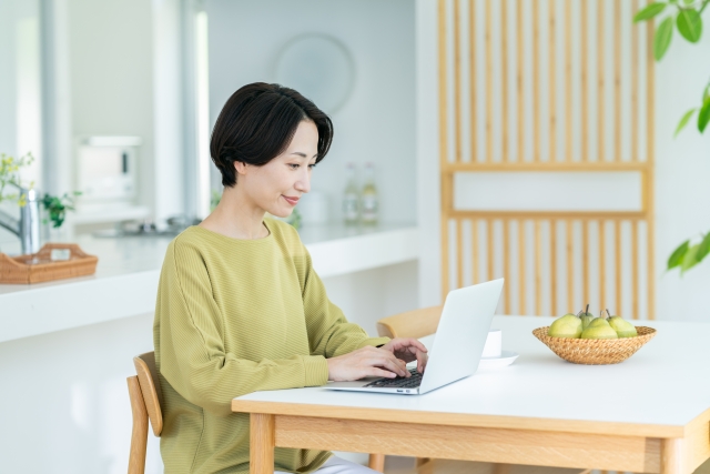 パソコンを使う女性
