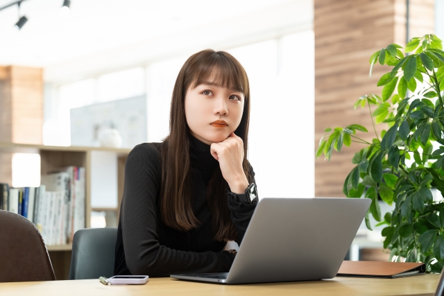 パソコンを使う女性