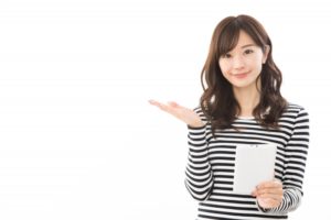 タブレットで本を読む女性