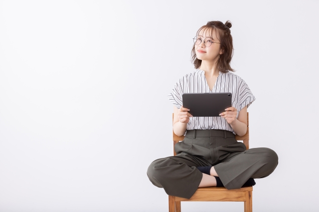 タブレットで本を読む女性