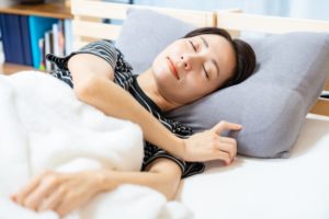 眠る女性