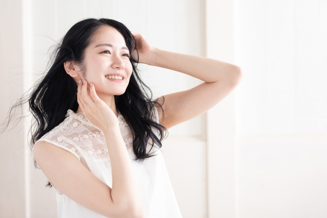 髪の毛のきれいな女性