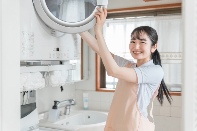 乾燥機を使う女性