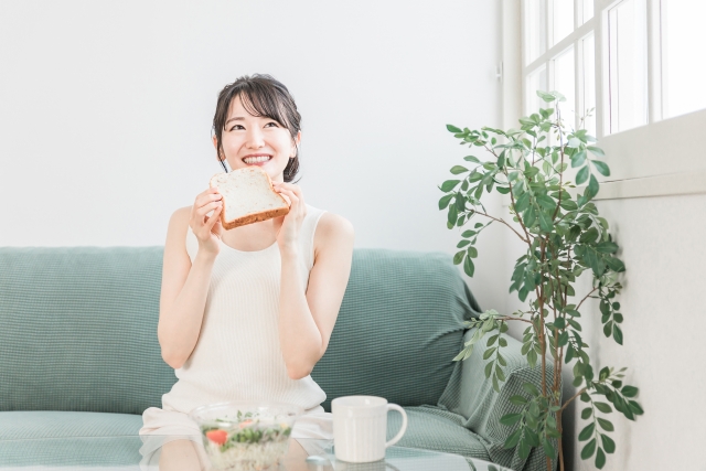 食パンを食べる女性