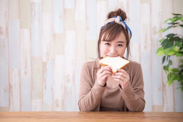 食パンを食べる女性