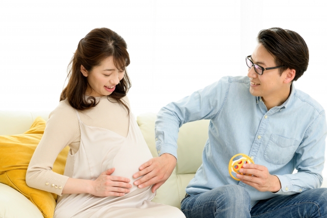 妊娠をよろこぶ夫婦