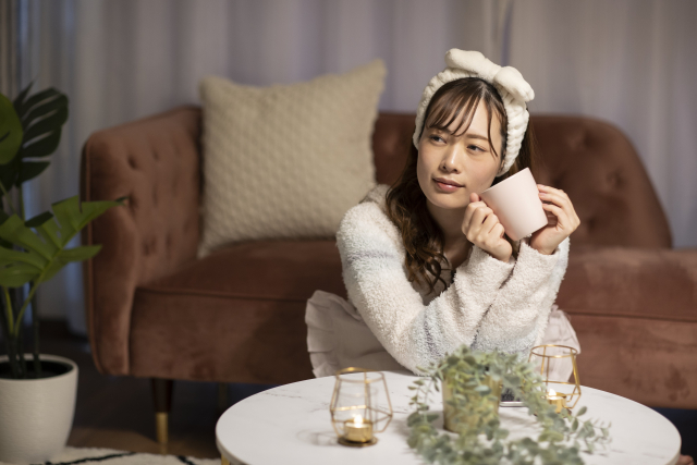 夜の一人の時間をすごす女性