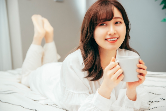 夜の一人の時間をすごす女性