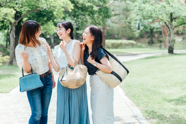 旅行をする女性