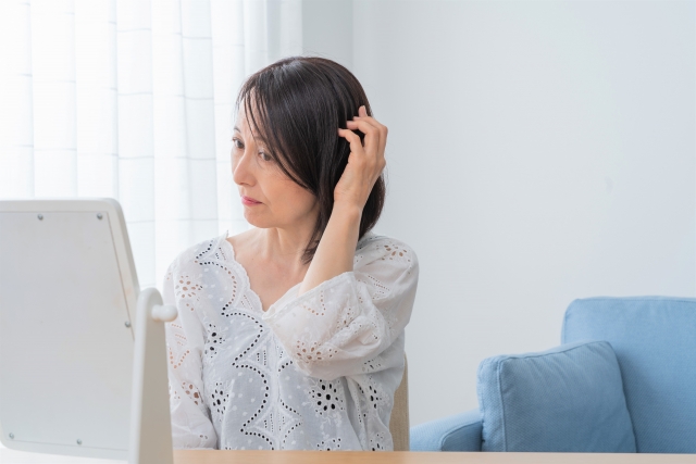 薄毛で悩む女性
