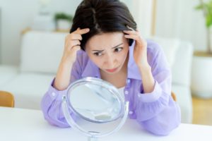 薄毛で悩む女性