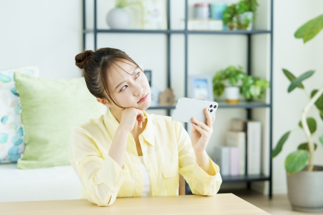スマホを見る女性