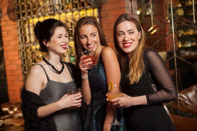 パーティに参加する女性