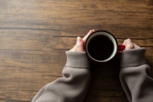 コーヒーを飲む女性