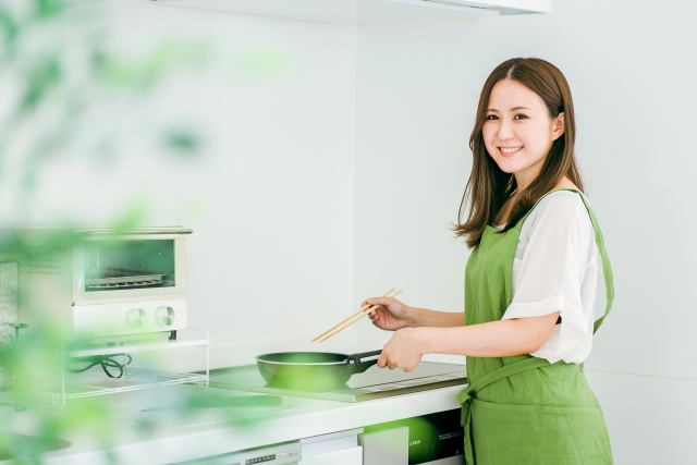 メニューを考える女性