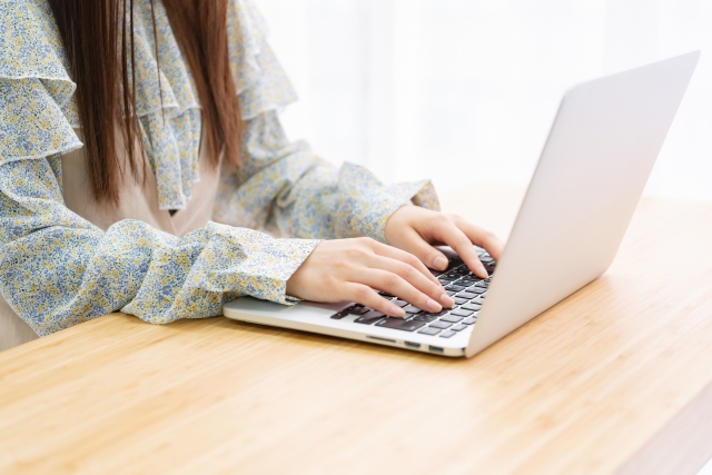 パソコンを操作する女性