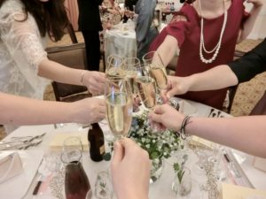 パーティに参加する女性