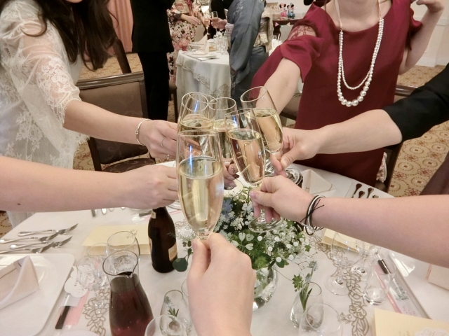 パーティに参加する女性