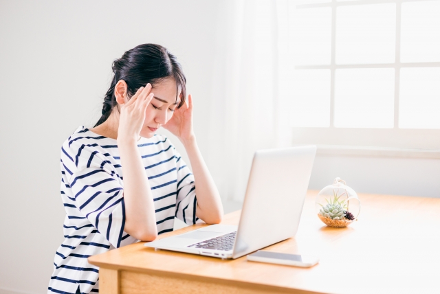 ブログを書く女性