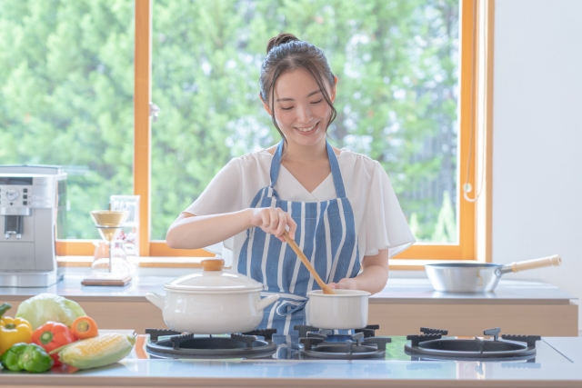 メニューを考える女性