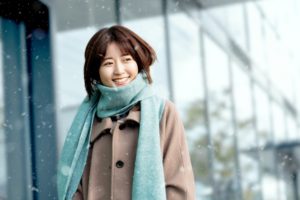 コートを着て外出をする女性