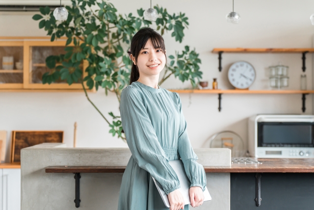 オフィスで働く女性