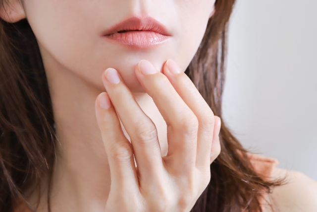 女性の口元