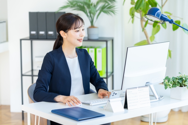 オフィスで働く女性