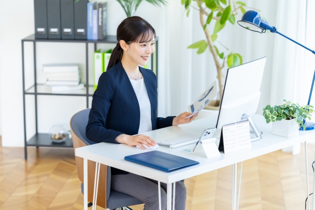 オフィスで働く女性