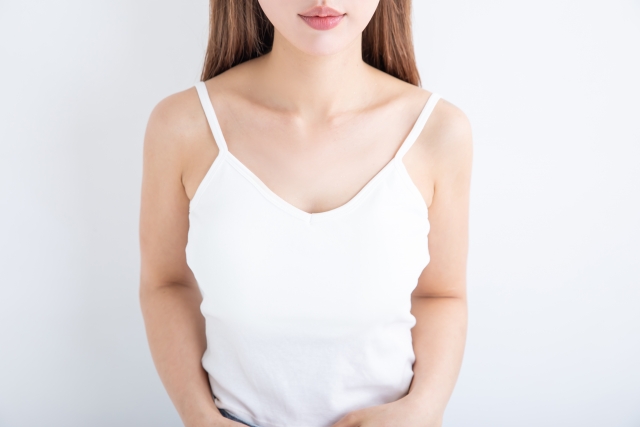 白いキャミソールの女性