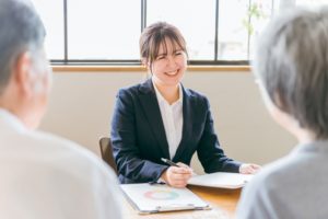 受付をする女性