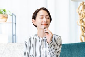 香りをかぐ女性