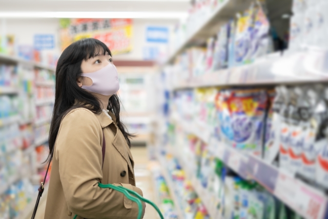 買い物をする女性