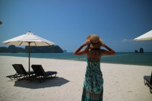 リゾートを楽しむ女性