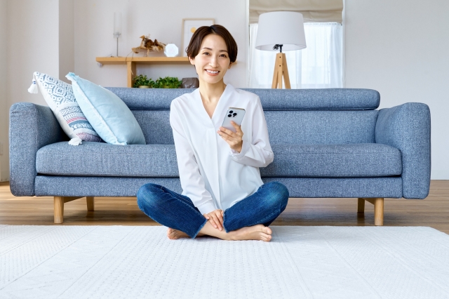 快適空間で過ごす女性