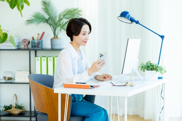 快適空間で過ごす女性