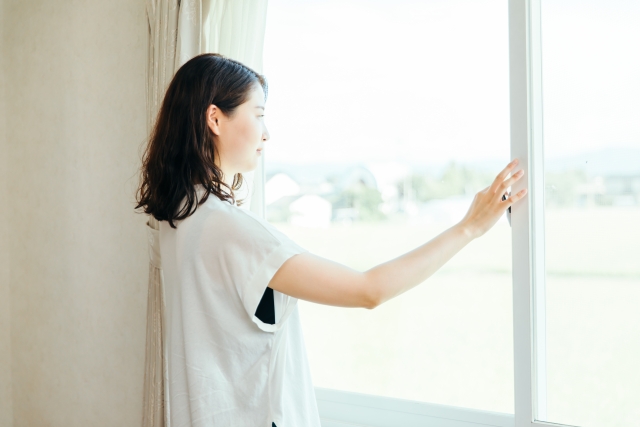 朝日を浴びる女性