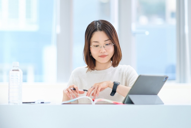 勉強する女性