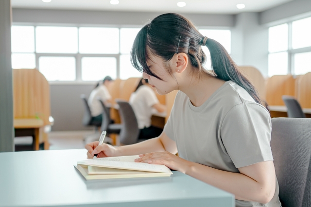資格勉強をする女性